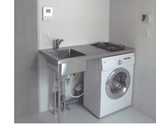 業務用のキッチンと洗濯機.png